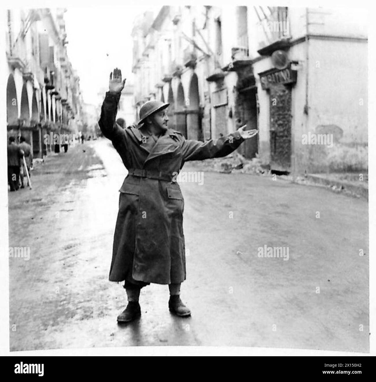 Le truppe britanniche della quinta Armata operano nella piana di Napoli durante l'invasione dell'Italia, con L/Cpl. T. Turnwell dirige il traffico in Cava Street. Foto Stock