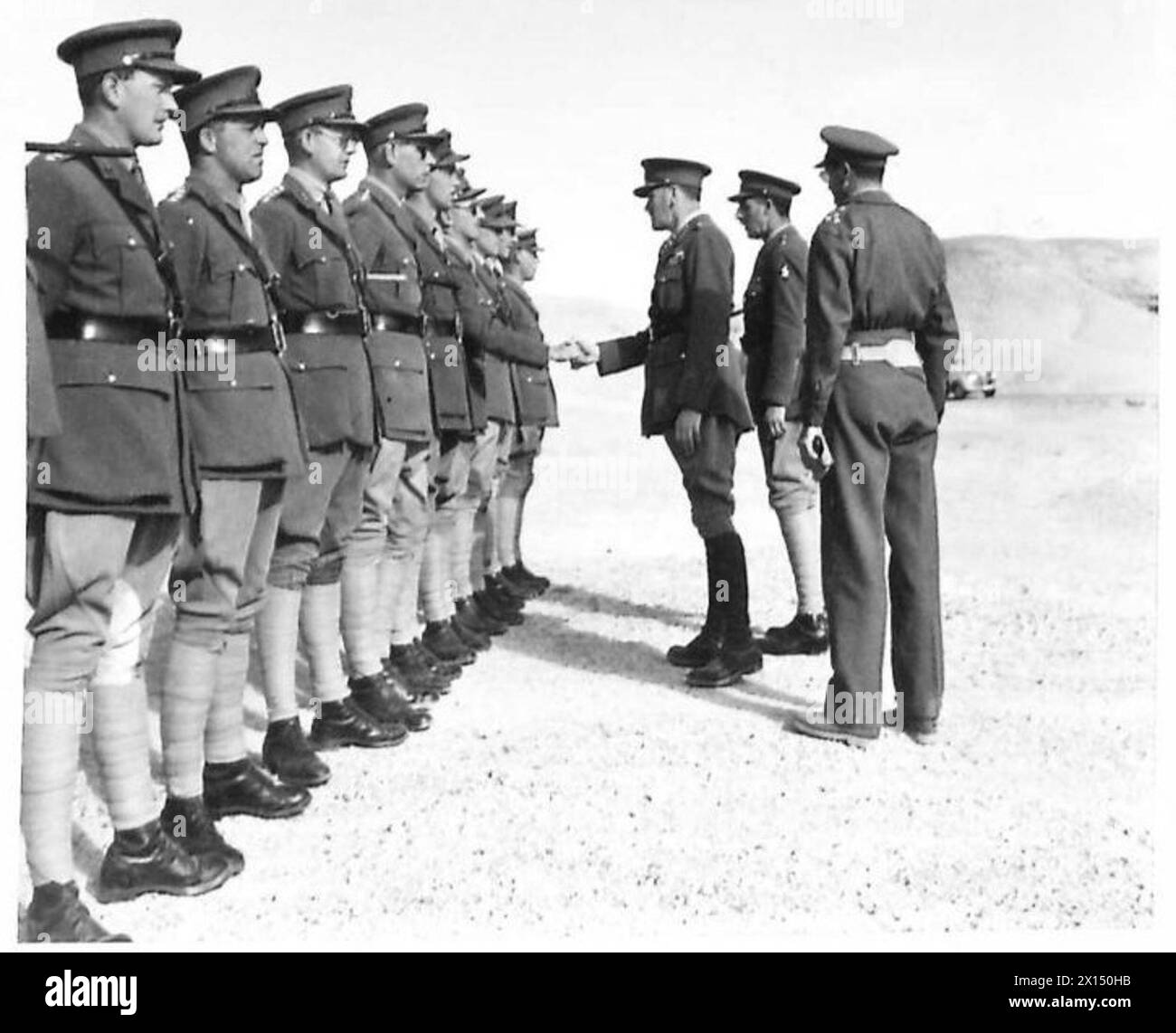 Il comandante in capo ispeziona gli ufficiali di Kent Yeomanry accompagnati da Lieut. Rayner-Smith e Brigadier R.S. Mountain durante il tour della 10th Army, documentato dall'esercito britannico. Foto Stock