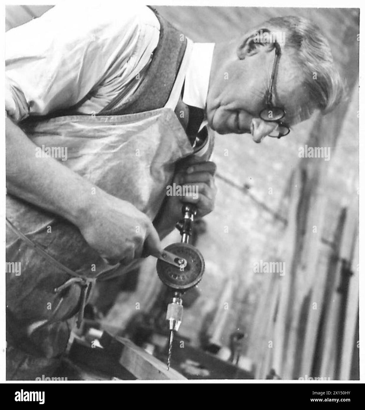 Mr. R.J. Lucas, 60 anni, che lavora nella bottega dei falegnami REME, veterano della prima guerra mondiale Foto Stock