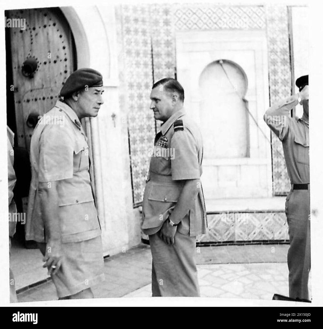 CONFERENZA DEL CAPO DELLO STAFF IN NORD AFRICA - sua Eccellenza Lieut. Generale Sir F. Noel Mason Macfarlane, KCB., DSO., MC., Governatore e C-in-C Gibilterra, e Capo della missione alleata in Italia, in conversazione con il maresciallo Sholto Douglas dell'esercito britannico Foto Stock