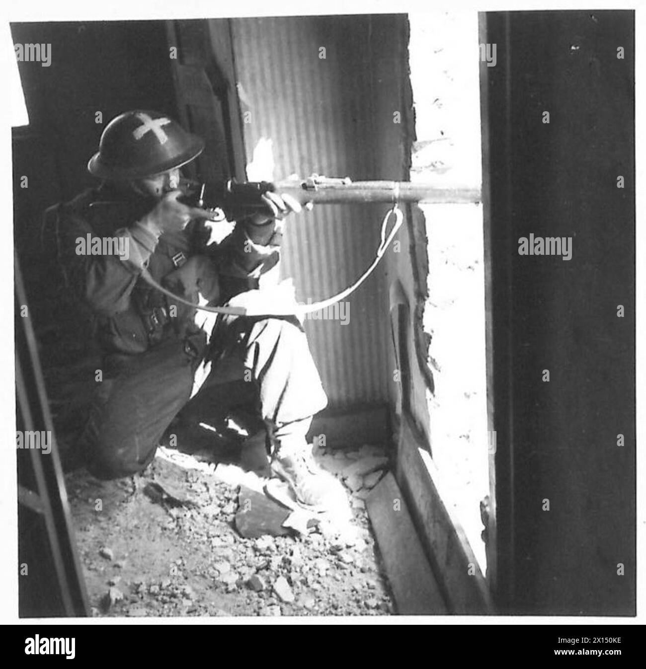 Le truppe dell'esercito britannico praticano tattiche di combattimento di strada in edifici abbandonati durante un attacco simulato a una stazione ferroviaria. Foto Stock