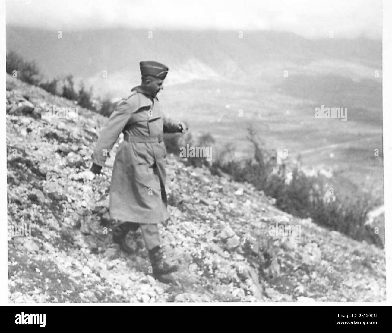 ITALIA : IL VICE C-IN-C VISITA LE TRUPPE ALLEATE - il generale Devers scende sulla collina dopo le manovre dell'esercito britannico Foto Stock