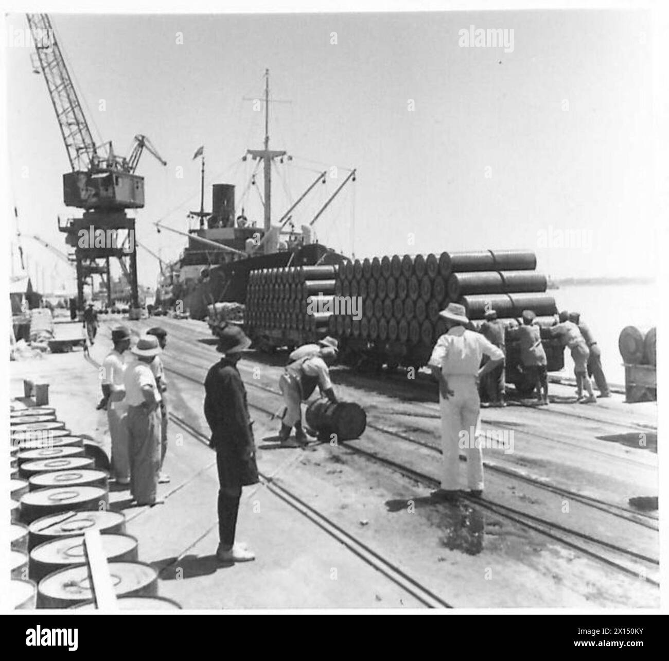 Il bitume fu posto sulla banchina in Iran e caricato su una nave norvegese per il trasporto, documentato dall'esercito britannico. Foto Stock