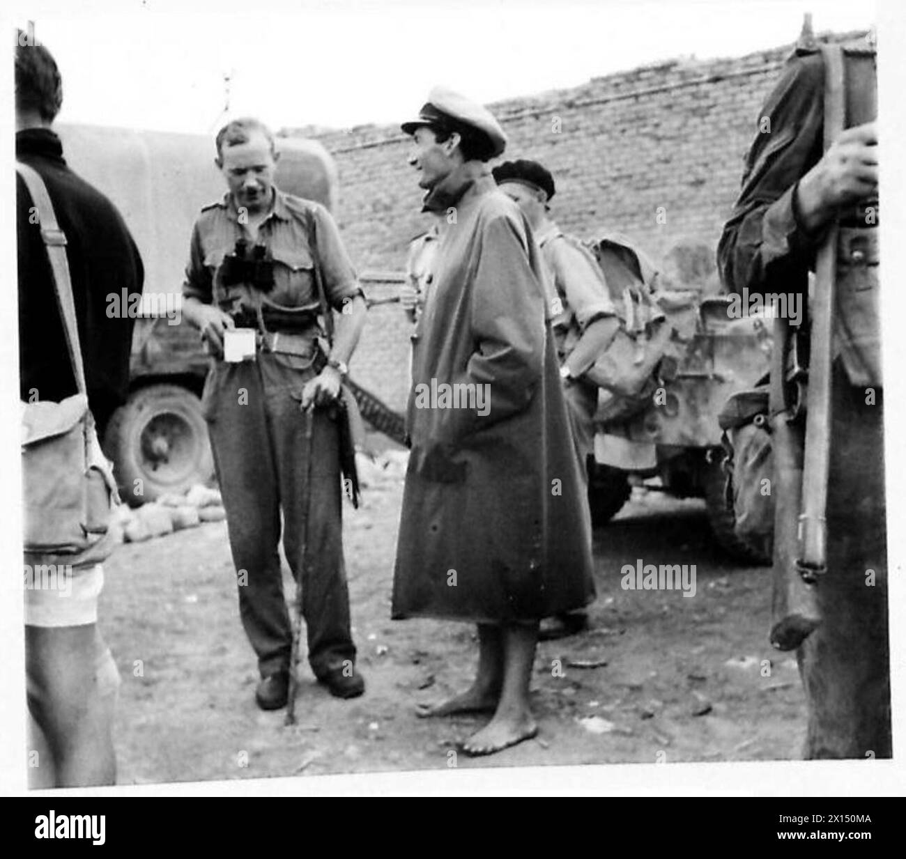 Il tenente Keyes della Royal Navy sta parlando con il maggiore Cameron, ufficiale comandante n. 9 Commando, durante un raid sull'isola di Cherso. Le condizioni del mare erano difficili, causando l'inondazione degli equipaggi delle torpediniere. Foto Stock