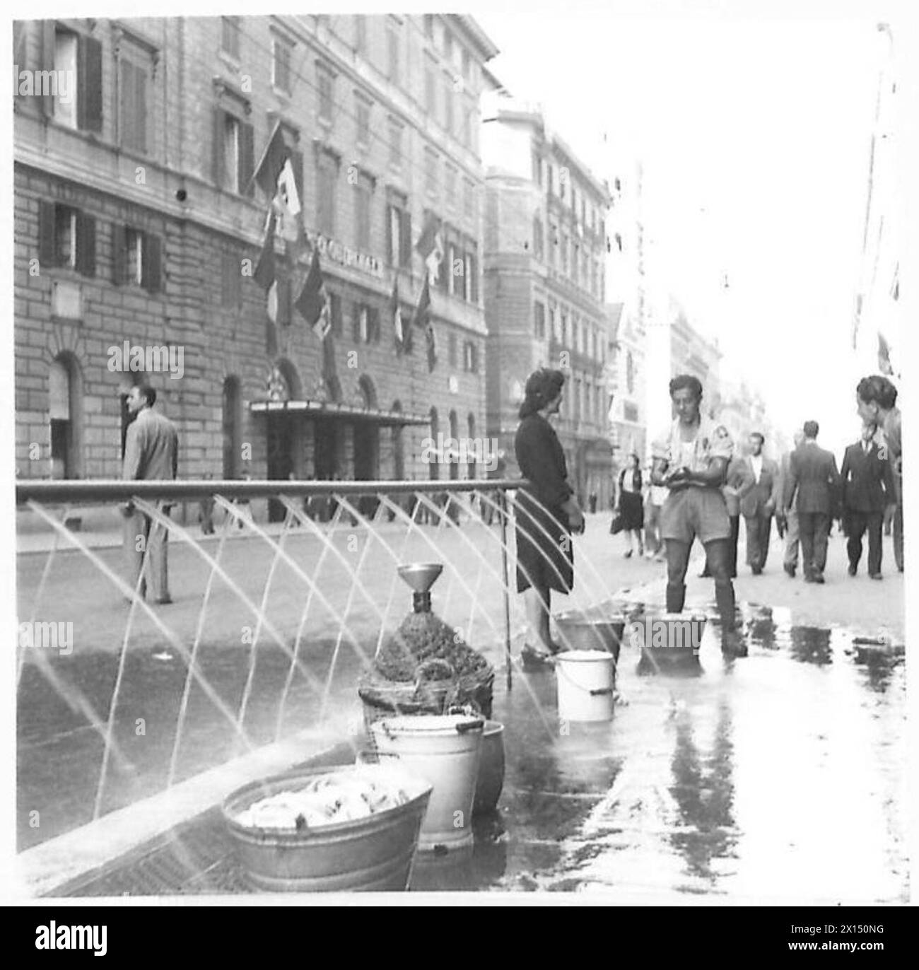 A Roma dopo la liberazione, i cittadini lavano i vestiti per strada a causa dell'interruzione dell'approvvigionamento idrico Foto Stock