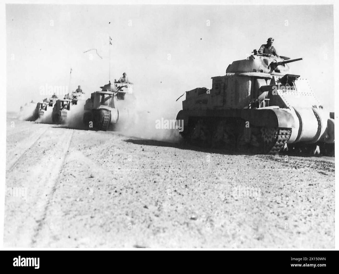 Gruppi di carri armati medi americani "General Grant" in movimento nel deserto occidentale Foto Stock