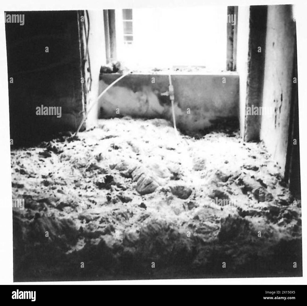 Le macerie di edifici culturali danneggiati, tra cui libri di pregio, a Napoli illustrano l'impatto del conflitto sui siti storici durante le operazioni che coinvolgono l'esercito britannico. Foto Stock