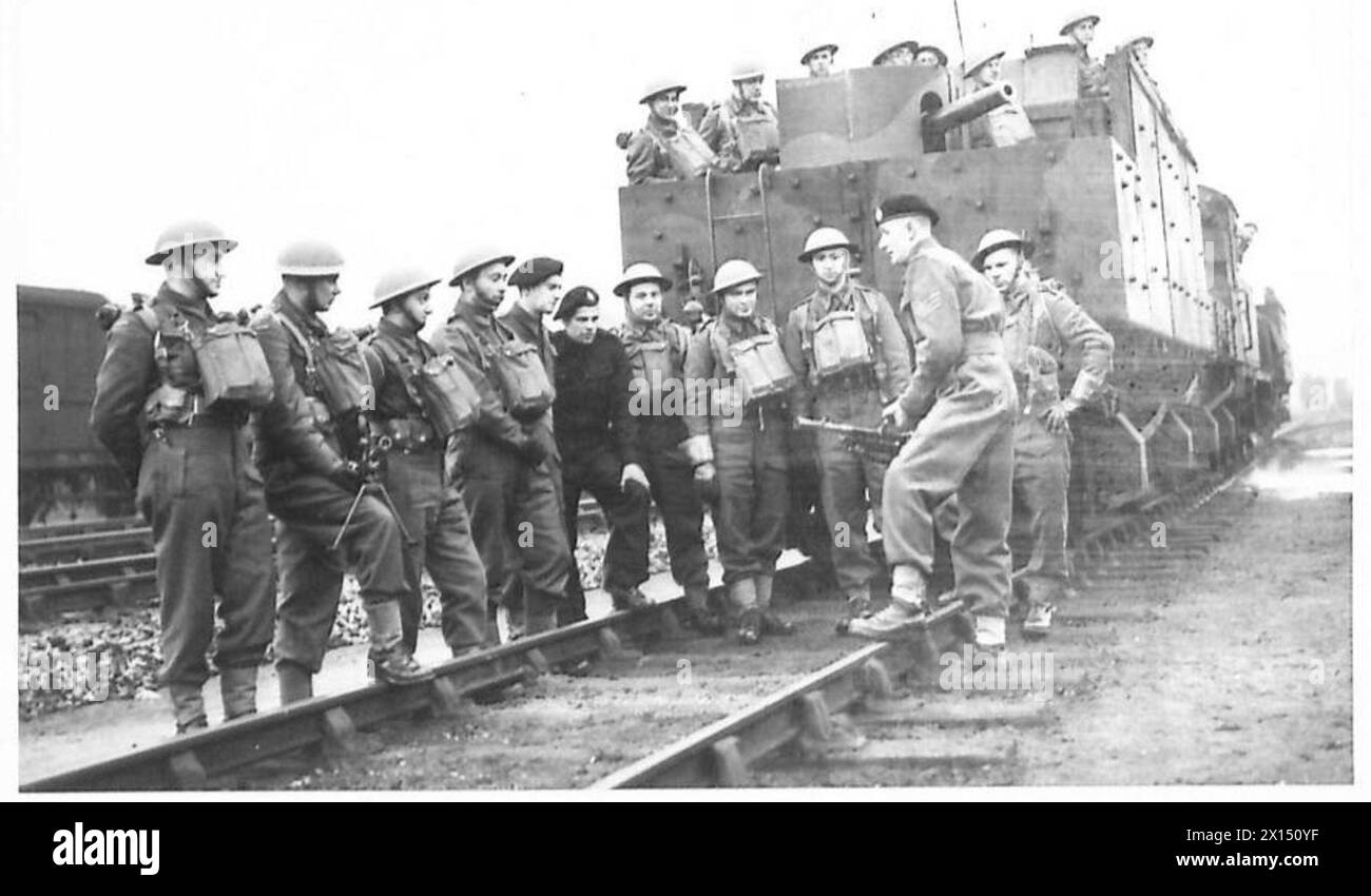 Un sergente dell'esercito britannico istruisce un distaccamento di truppe dell'esercito polacco che gestiscono un treno corazzato sull'uso delle armi Bren durante una sessione di addestramento a Tonbridge il 31 dicembre 1940. Foto Stock