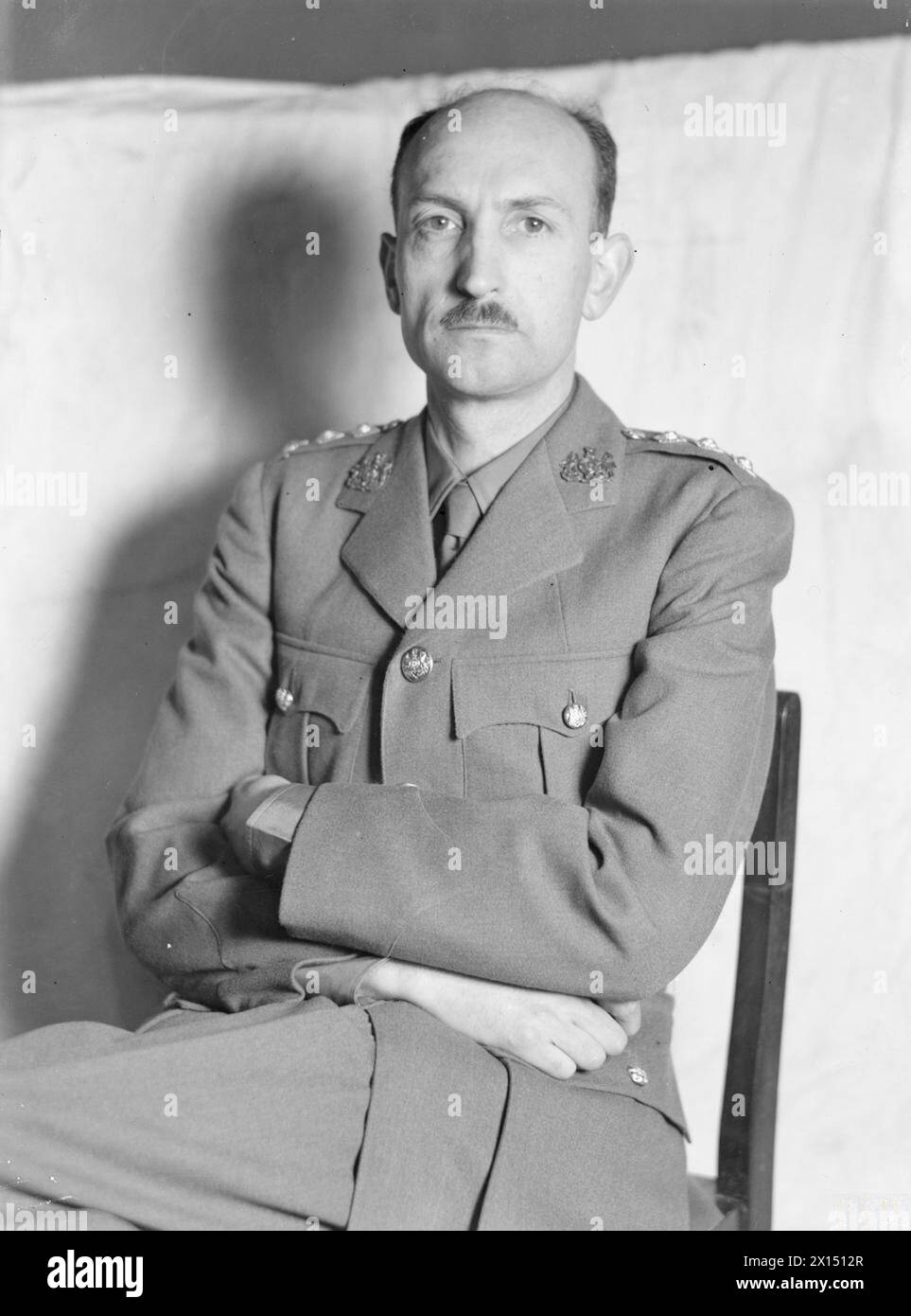 Il capitano Anthony Gross è raffigurato in un ritratto a mezza lunghezza come artista ufficiale di guerra della Gran Bretagna durante la seconda guerra mondiale. Foto Stock Il capitano Anthony Gross è raffigurato in un ritratto a mezza lunghezza come artista ufficiale di guerra della Gran Bretagna durante la seconda guerra mondiale. Foto Stock