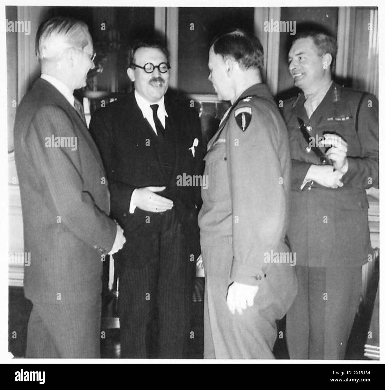 Gli alti ufficiali dell'SHAEF, tra cui il tenente generale W.B. Smith e il maggior generale Erskine, incontrano il Premier belga Van Acker e Charles Sawyer durante una visita ufficiale. Foto Stock