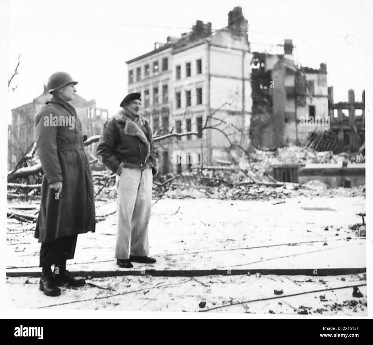 Il feldmaresciallo Montgomery e il maggior generale Simpson rilevano i danni di guerra ad Aquisgrana, la prima visita dopo la cattura della città da parte delle forze americane, con la supervisione del comando alleato. Foto Stock