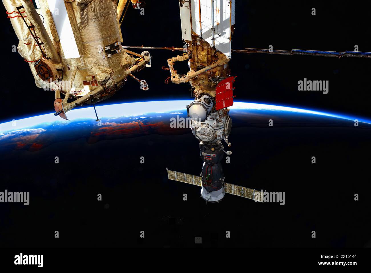 Stazione spaziale Internazionale o ISS e vista del pianeta Terra. Miglioramento digitale di un'immagine da parte della NASA Foto Stock