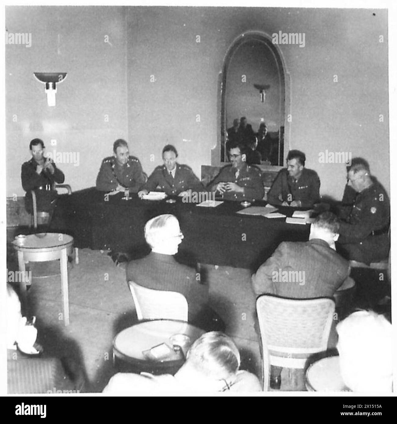 Conferenza dei redattori di giornali cui parteciparono ufficiali dell'esercito britannico, tra cui capitani, tenente colonnello e tenente generale, discutendo argomenti di interesse in un ambiente formale ma informale. Foto Stock