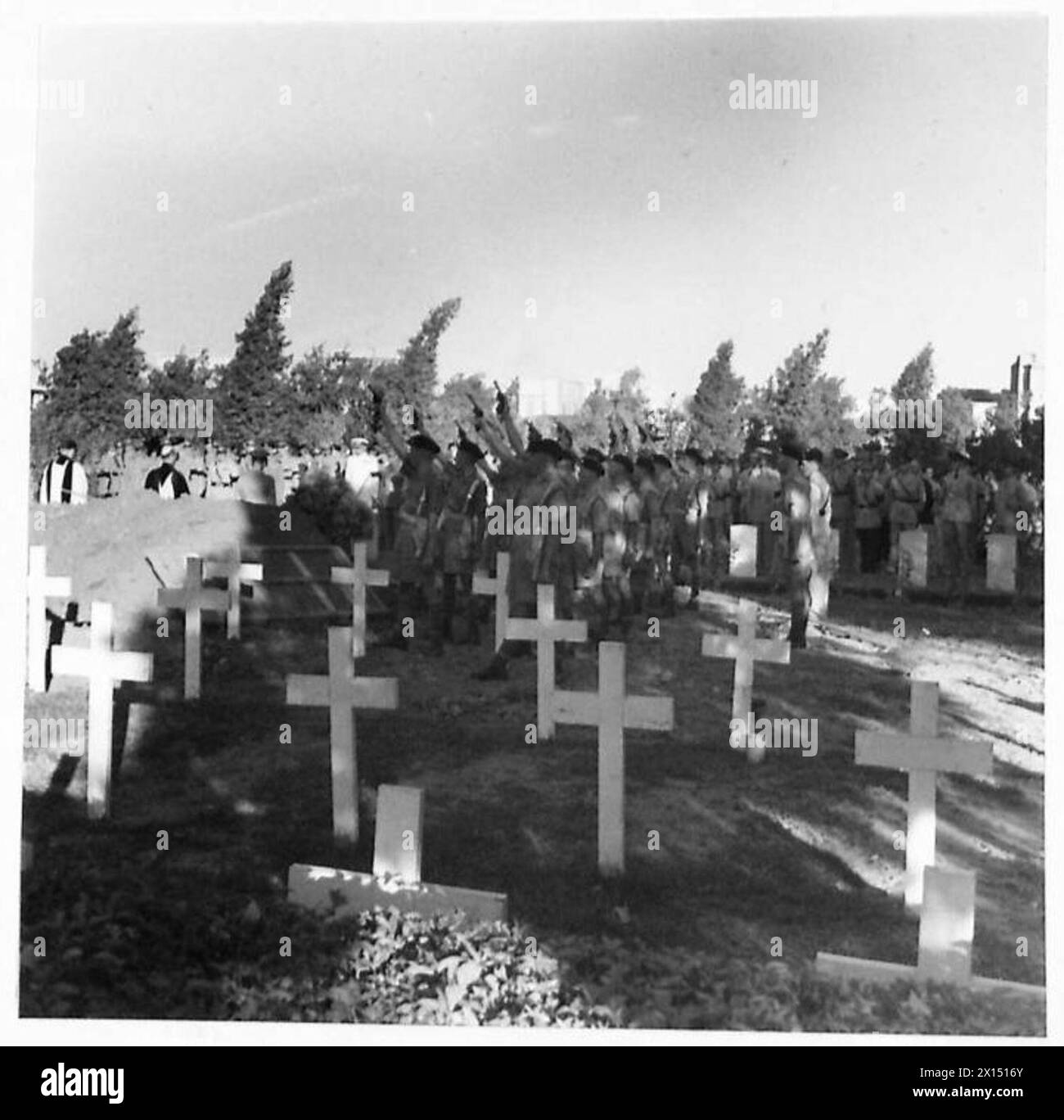 FUNERALE DI UFFICIALI UCCISI IN UN INCIDENTE AEREO - foto scattate fuori e dentro il cimitero britannico al Vecchio Cairo, durante il funerale dei quattro ufficiali: Il maggiore generale V.V. Pope Brigadier R.E. Russell Brigadier E.S. Unwin Capitano G.R. Amery, British Army Foto Stock