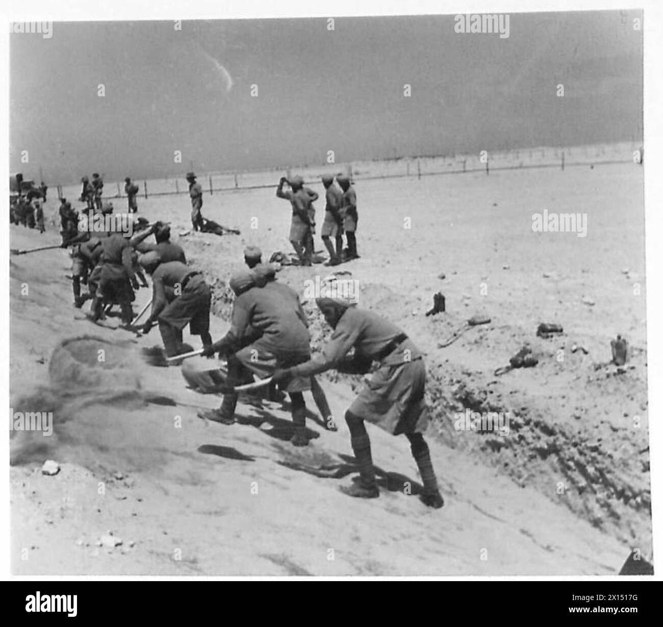 I soldati indiani dell'esercito britannico costruiscono trincee e trappole per carri armati nel deserto occidentale come parte dei preparativi difensivi. Foto Stock