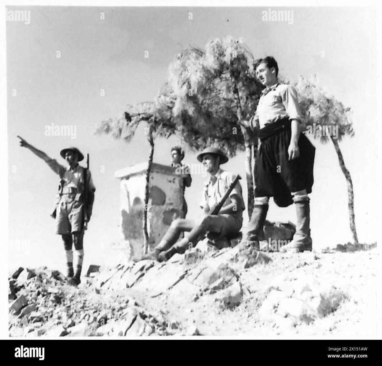 Aerei e punti di osservazione del fuoco della Cyprus Volunteer Force, compresi i civili, sono posizionati sulle cime delle montagne per compiti di osservazione. Foto Stock