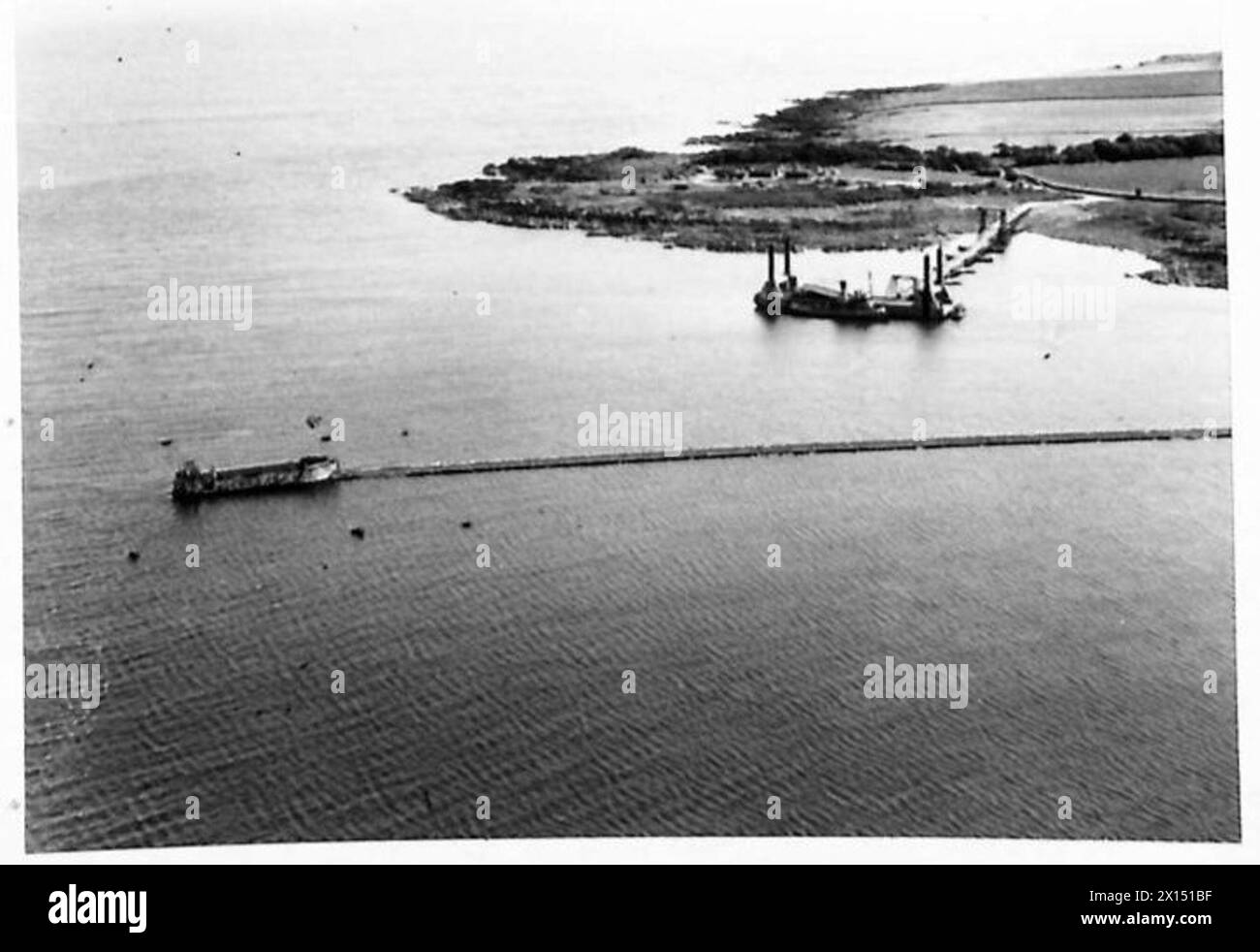Le fotografie aeree catturano Swiss Roll, Spud Pontoon e Hippos a Cairn Head e Rig Bay, mostrando attrezzature e installazioni militari dall'alto. Foto Stock