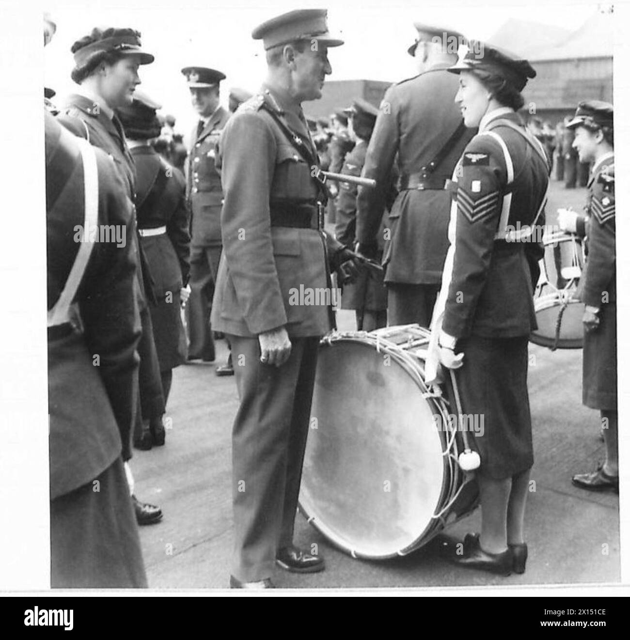 I COMANDANTI DELL'ESERCITO E DELL'AERONAUTICA GUARDANO I PARACADUTISTI IN ADDESTRAMENTO - i C-in-C Home Forces si fermano a parlare con il bassista della WAAF Band, che suonava durante l'ispezione del British Army Foto Stock