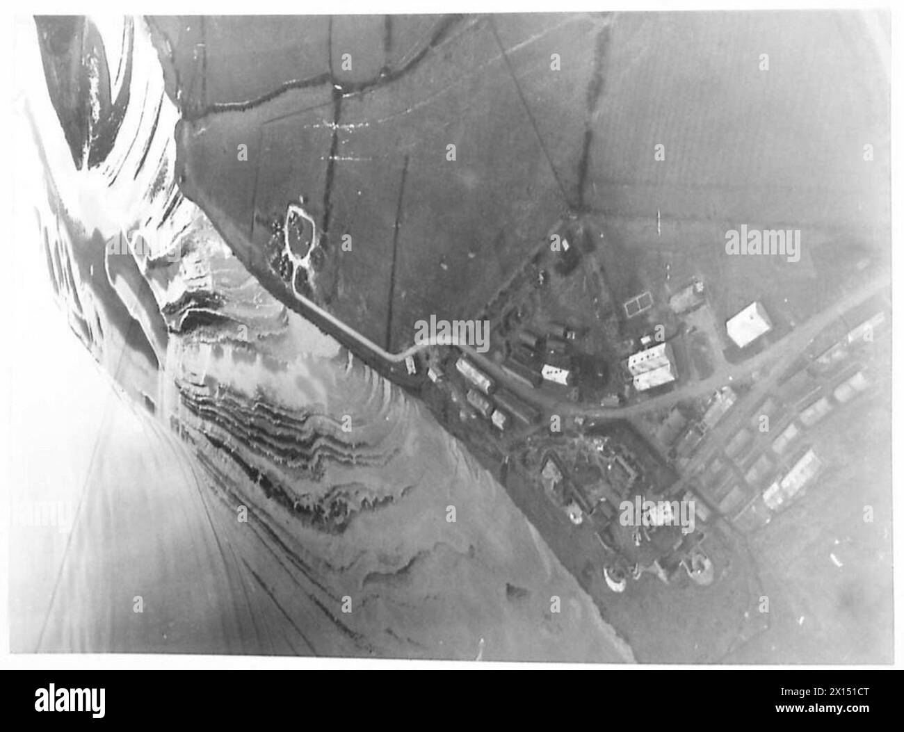 I siti di cannoni antiaerei e di ricerca intorno a Cardiff e Swansea sono mimetizzati dall'osservazione aerea per ridurre la visibilità e migliorare la sicurezza difensiva durante la guerra. Foto Stock