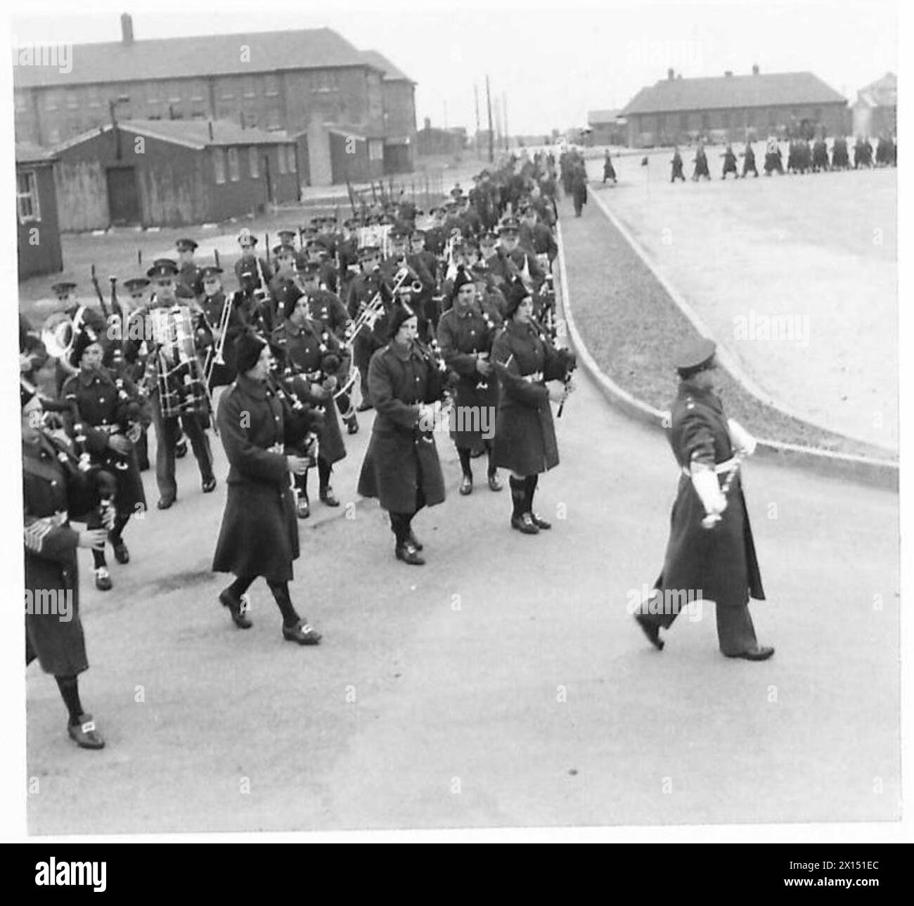 I Royal Irish Fusiliers marciano fuori dal campo della parata guidati dalla loro banda di pipa. Foto Stock