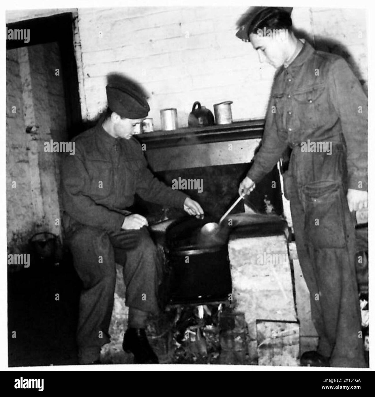 Private W. Lewy, 29 anni, un ex proprietario di hotel tedesco in Spagna, lavora con i bambini rifugiati baschi in Inghilterra. Prepara pasti insieme al soldato W. Spier, uno studente di fisica e musicista tedesco di 20 anni, in un'unità cosmopolita dell'esercito britannico. Foto Stock