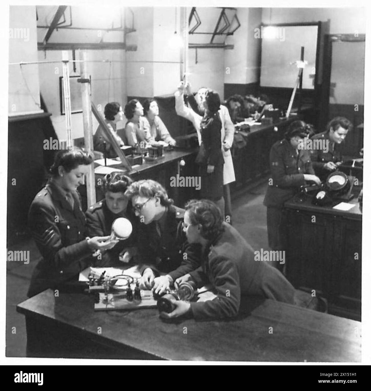 Il sergente Gwen Farren istruisce il personale ATS in meccanica elettrica e wireless, incluso l'uso di un tubo a raggi catodici, presso un sito di addestramento dell'esercito britannico. Foto Stock