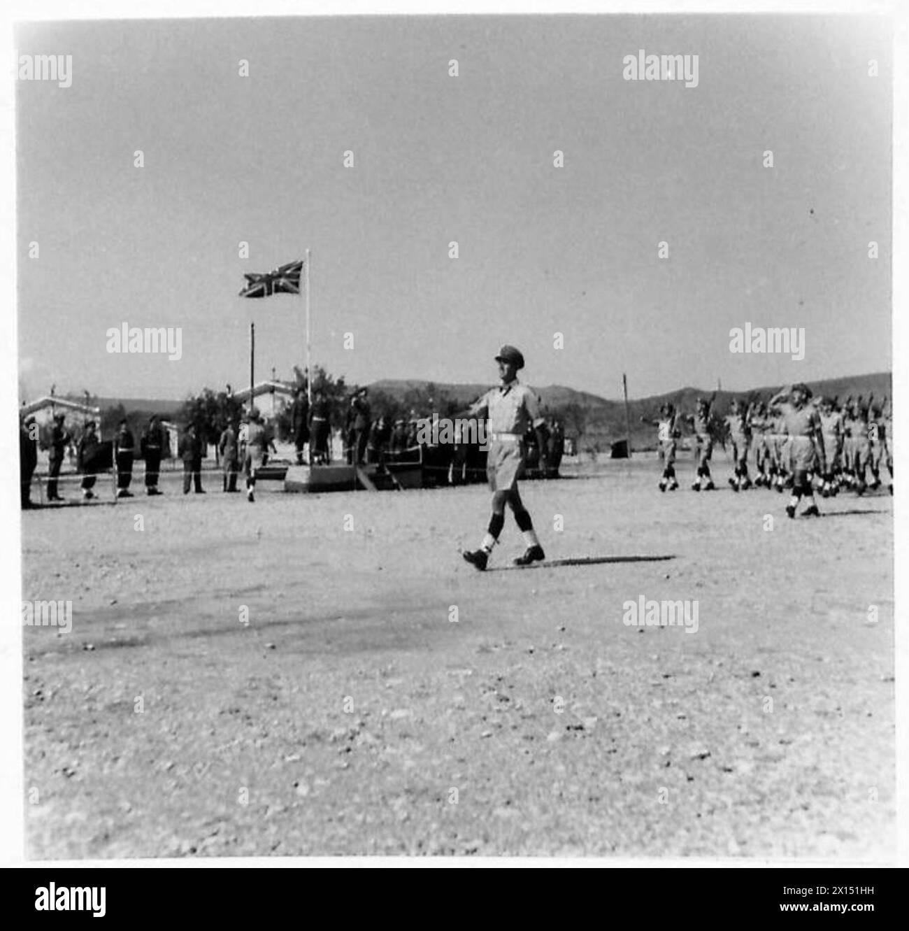 L'ufficiale generale comandante in capo ispeziona una parata del 2° battaglione reale fucilieri in Grecia, che comprende un passato di marcia e la presentazione dei colori. Foto Stock