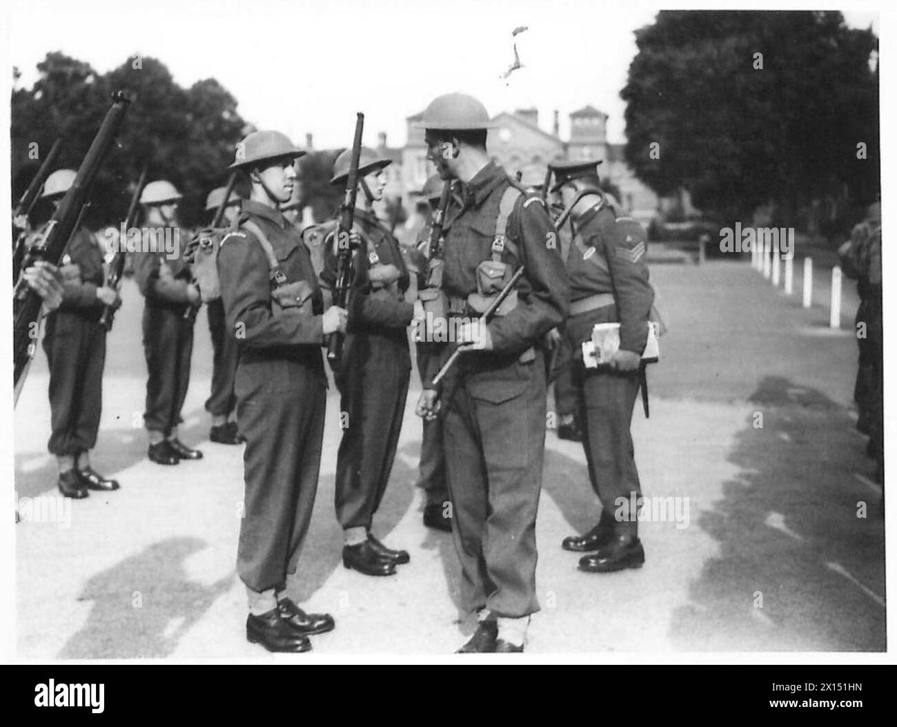 IL CASTELLO DI WINDSOR - ispezione dei fucili a Victoria Road, Windsor. Reclute del battaglione di addestramento Grenadier Guards British Army Foto Stock