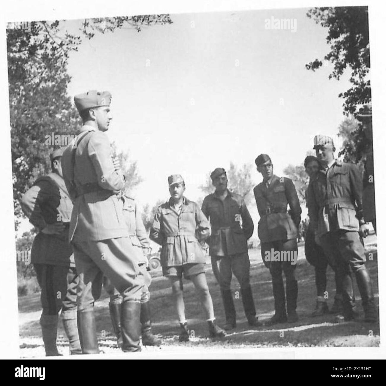 A destra è mostrato il principe Umberto d'Italia rivolgendosi agli ufficiali militari italiani. Foto Stock