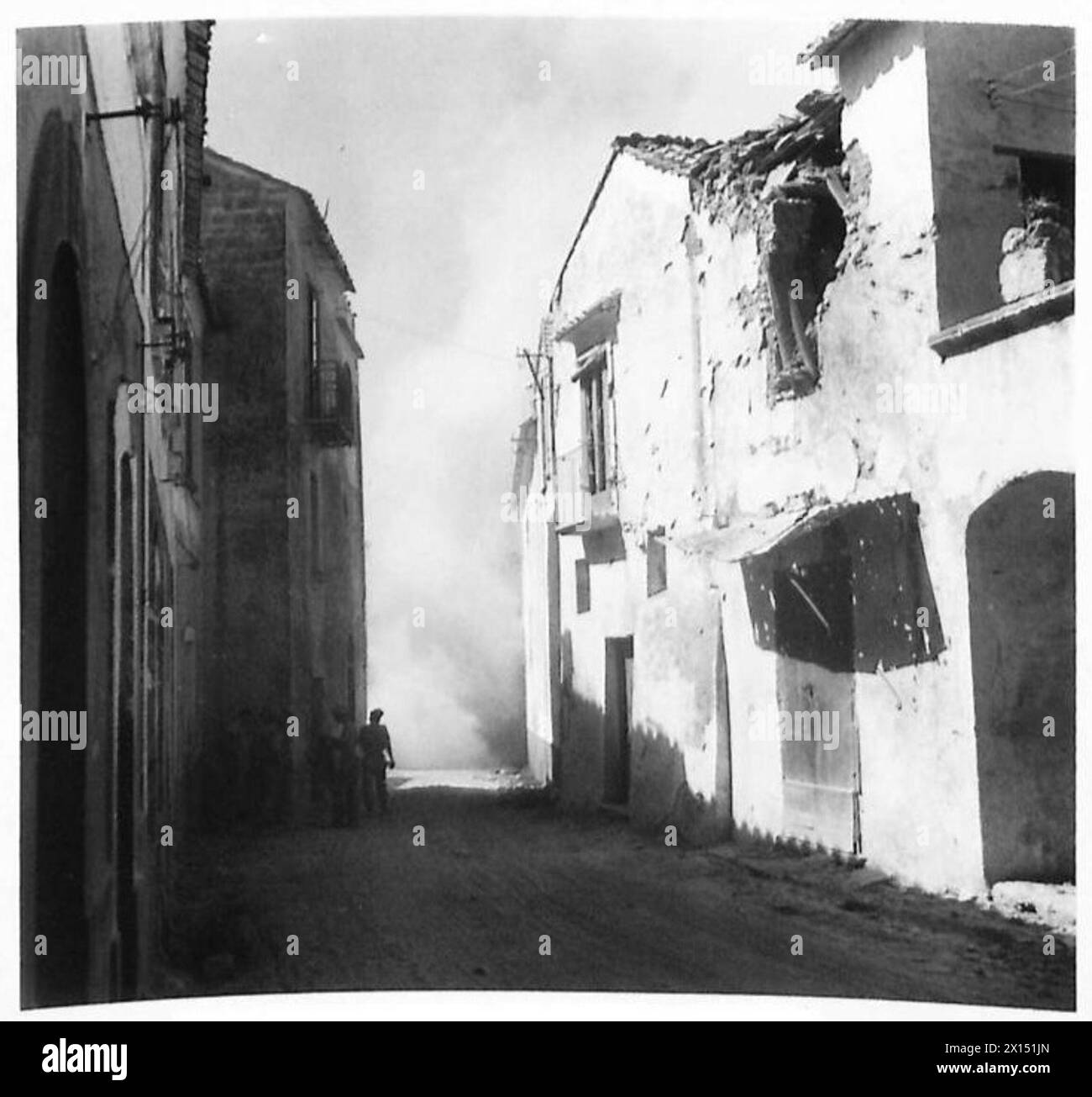 I Royal Engineers eliminano detriti e blocchi stradali da una stretta strada nell'area di San-Mango, Salerno, facilitando l'avanzata delle truppe dell'esercito britannico. Foto Stock