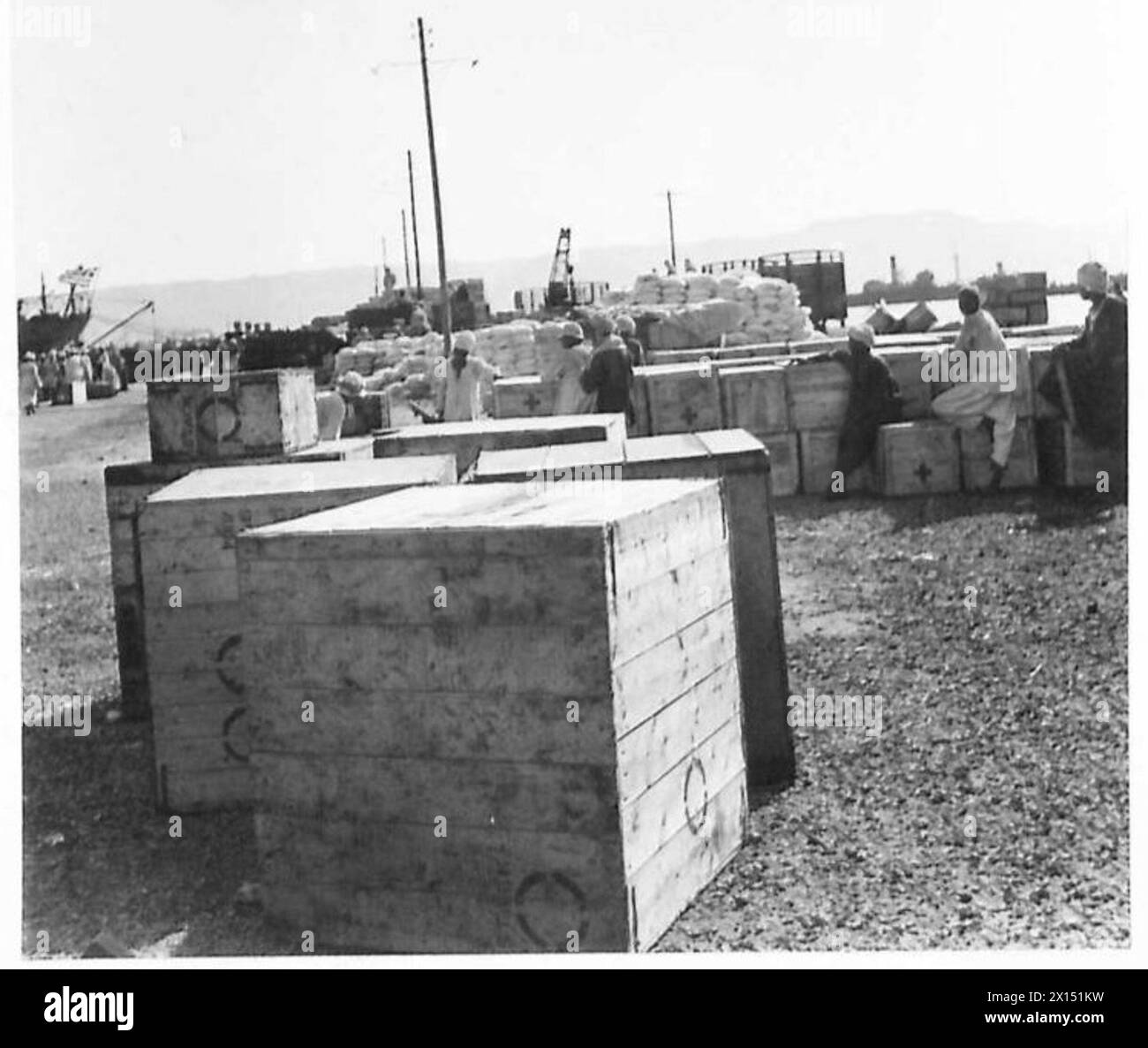 Negozi e materiali scaricati e impilati sul molo in Medio Oriente dall'esercito britannico. Foto Stock