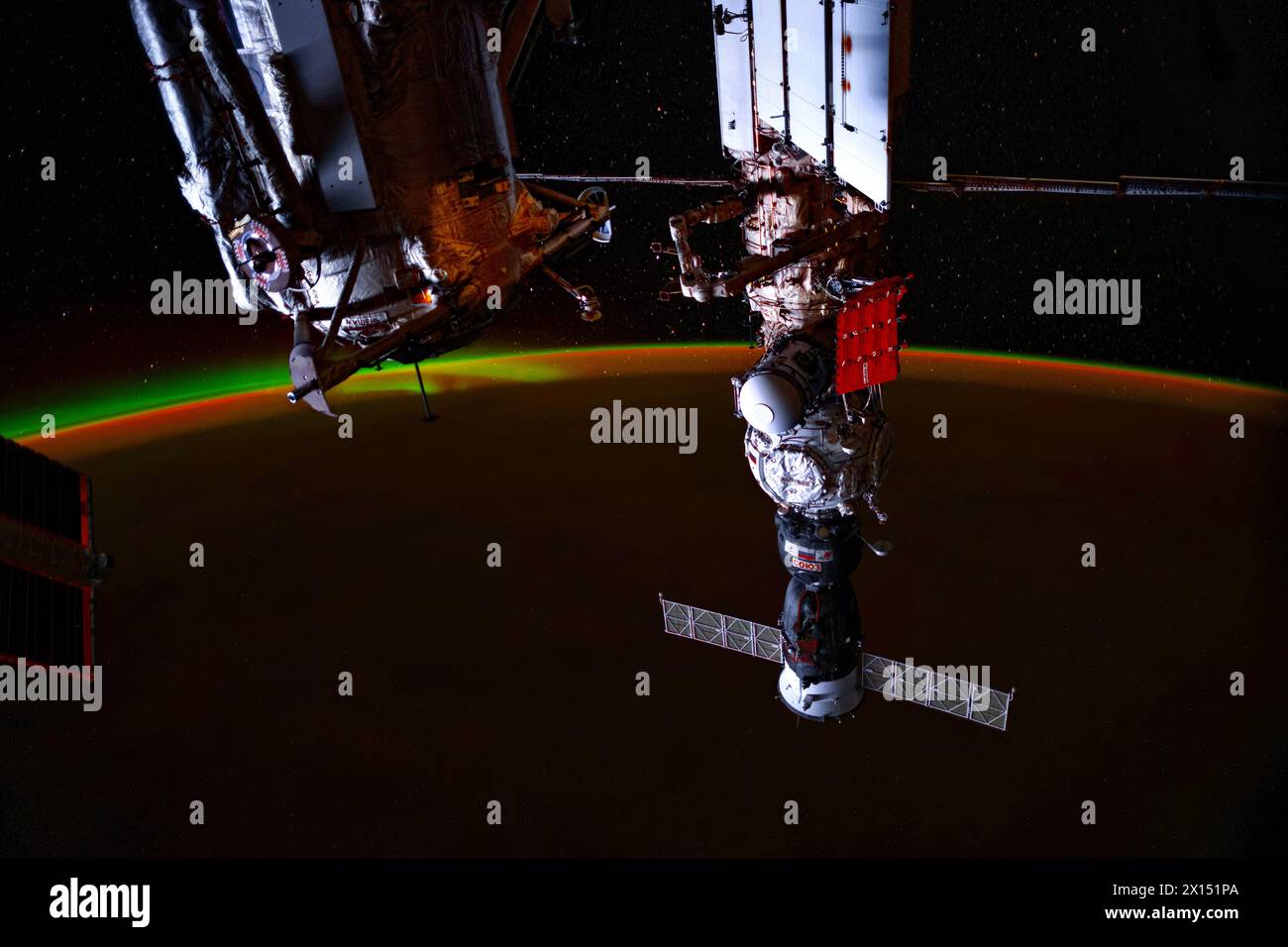 Stazione spaziale Internazionale o ISS e vista del pianeta Terra. Miglioramento digitale di un'immagine da parte della NASA Foto Stock