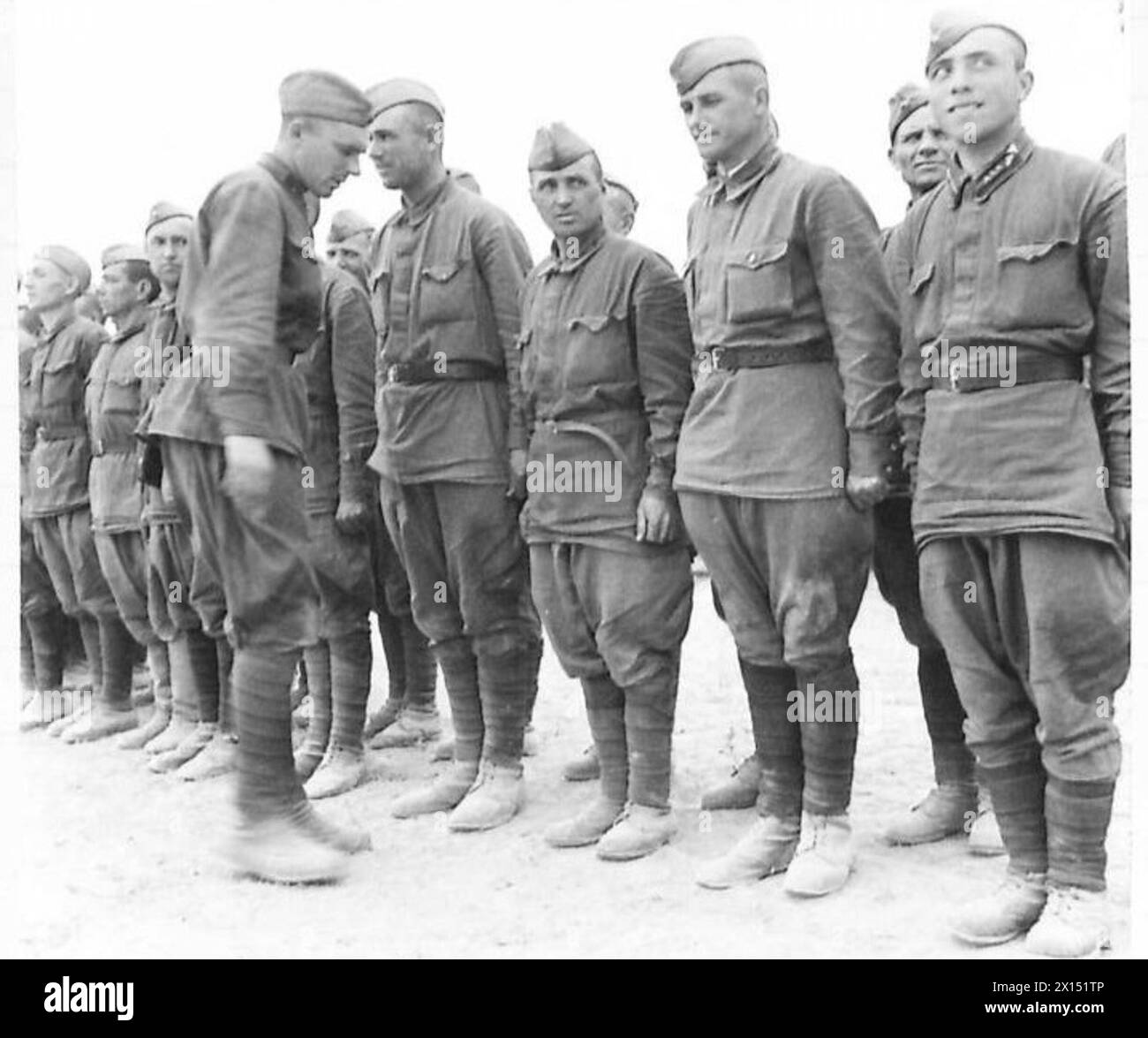 Un ufficiale russo istruisce i conducenti mentre prendono in consegna veicoli per trasportare rifornimenti alle forze russe sotto il coordinamento dell'esercito britannico. Foto Stock