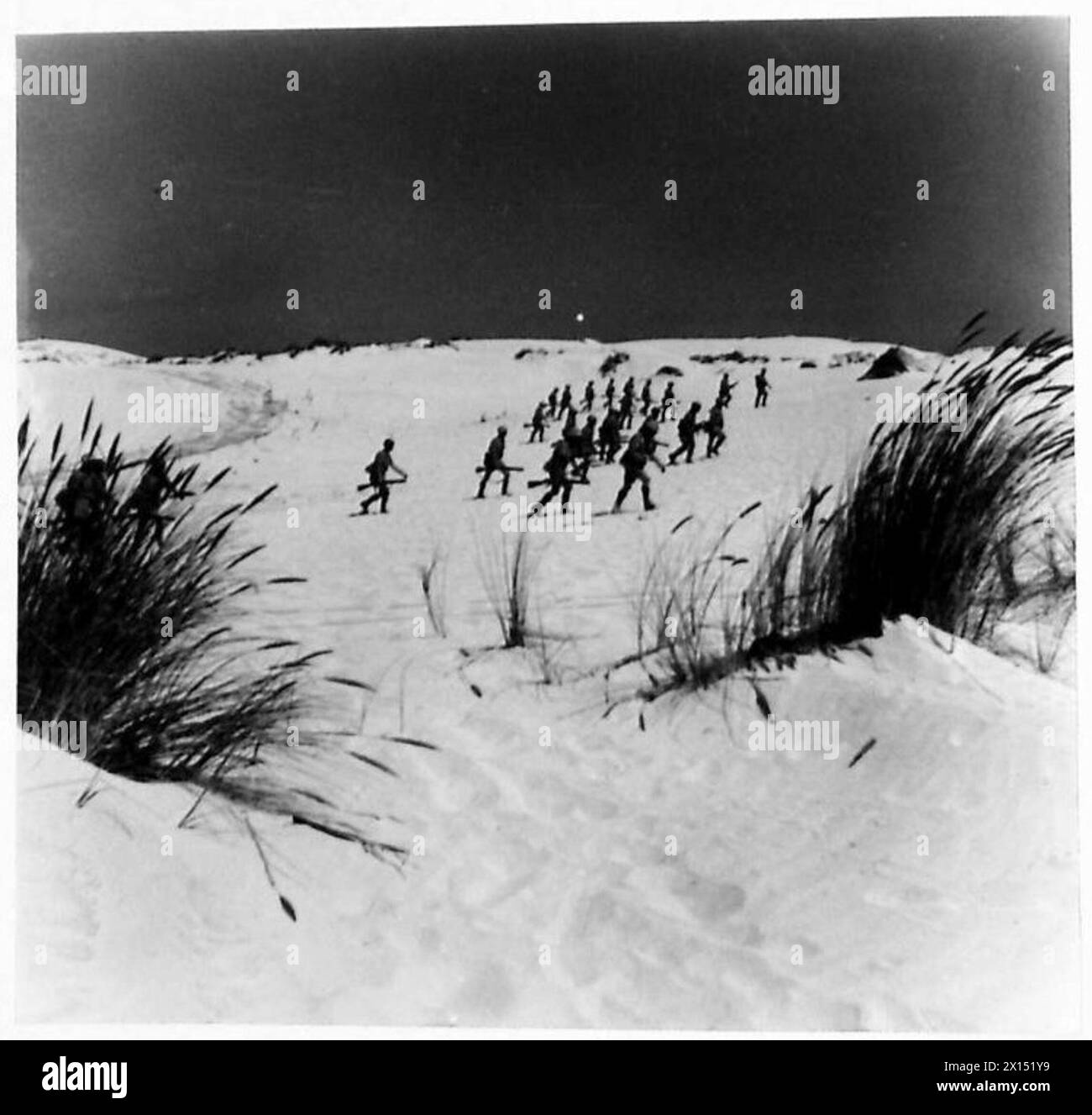 Una pattuglia sudafricana opera nel deserto occidentale, navigando sulle dune di sabbia durante le operazioni militari. Foto Stock