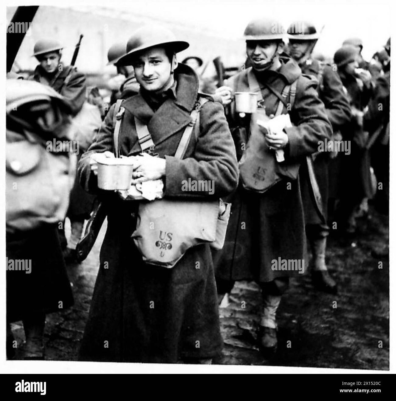 Le truppe degli Stati Uniti sbarcano nell'Ulster ricevendo rinfreschi all'arrivo dal personale di supporto. Foto Stock