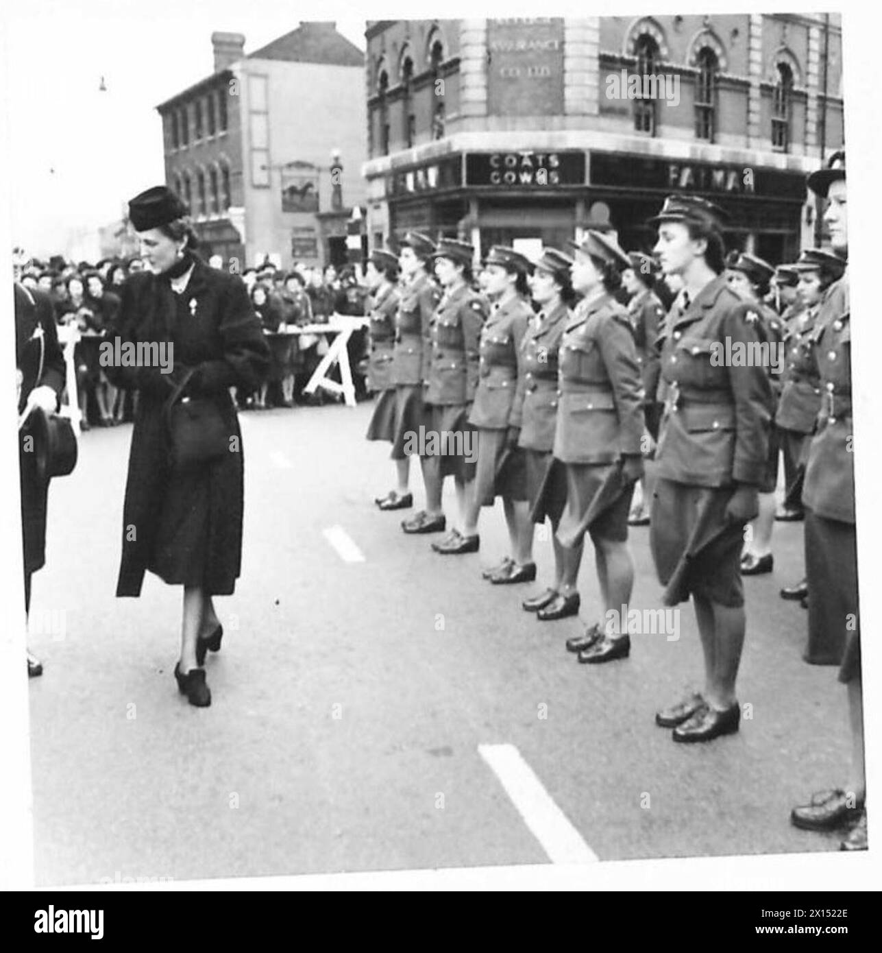 RH LA DUCHESSA DI KENT VISITA DONNE OPERAIE DI GUERRA IN UN CENTRO INDUSTRIALE - RH la Duchessa di Kent ispeziona la Guardia d'Onore dell'ATS, British Army Foto Stock