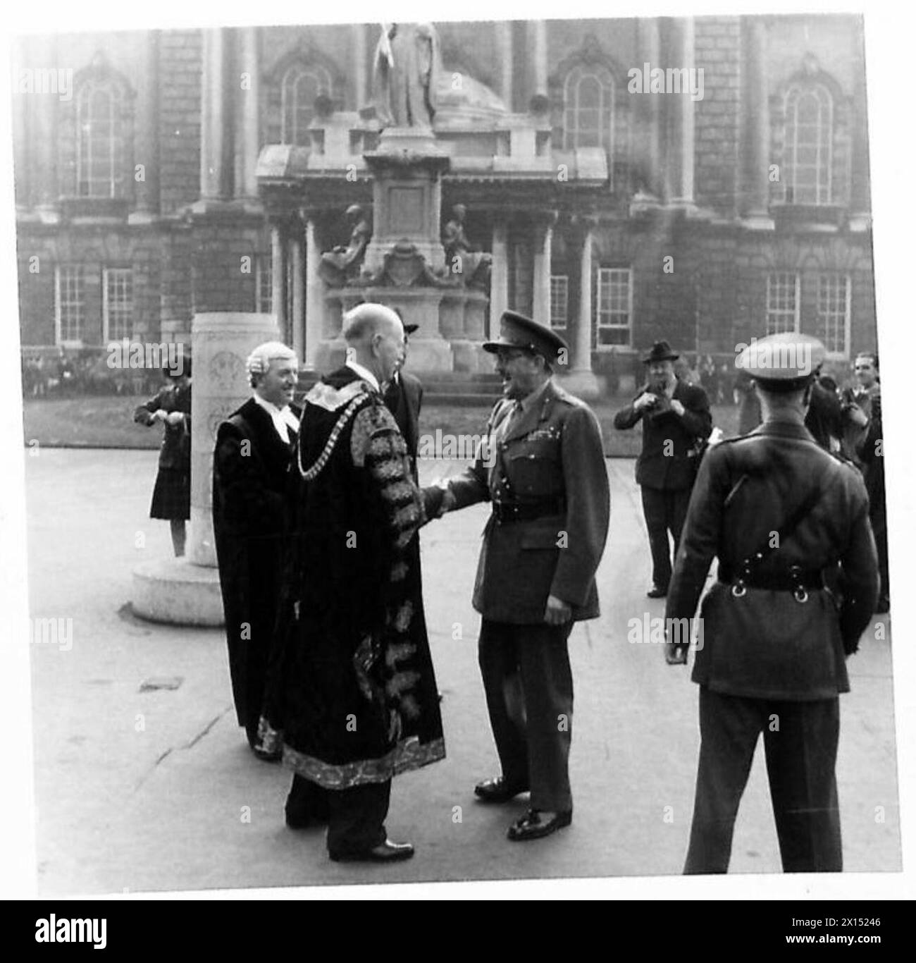 "I marescialli Alexander e Brooke visitano l'Irlanda del Nord per la presentazione della Freedom of Belfast, con il personale dell'esercito britannico presente." Foto Stock