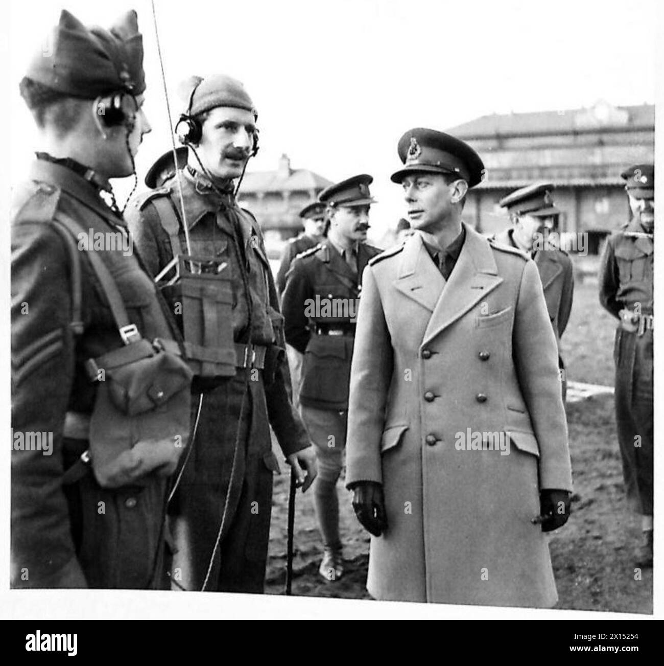 Sua Maestà il Re parla con un ufficiale del i battaglione, Irish Guards, all'Ayr Race Course durante una visita di truppe in Scozia. Foto Stock