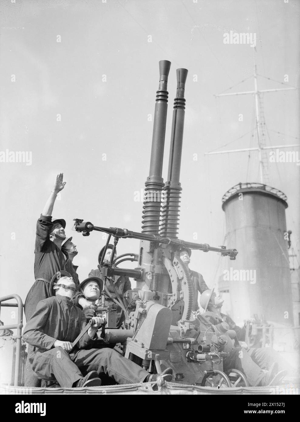 LA MARINA POLACCA IN GRAN BRETAGNA, 1939-1947 - gli equipaggi delle armi al lavoro mantengono il doppio cannone antiaereo Bofors da 40 mm a bordo del cacciatorpediniere della Marina polacca ORP Błyskawica (fulmine) mentre è in porto. Devonport, 13 settembre 1940. Questo e un altro cacciatorpediniere polacco, ORP Burza (tempesta), hanno fatto un ottimo lavoro sia in convogli che in azioni a Narvik e Dunkerque e si dice che siano stati responsabili di sei aerei nemici e due sottomarini della Marina polacca, ORP Błyskawica, della Marina polacca Foto Stock