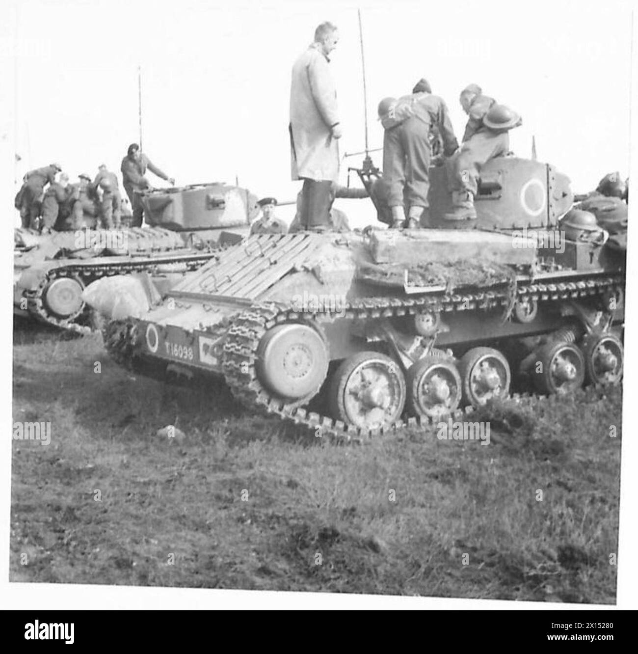 Le truppe e un corrispondente di giornale esaminano gli interni dei carri armati Valentine dopo un'esercitazione sulla brughiera condotta dal Northern Command, mostrando le capacità del veicolo su terreni accidentati. Foto Stock