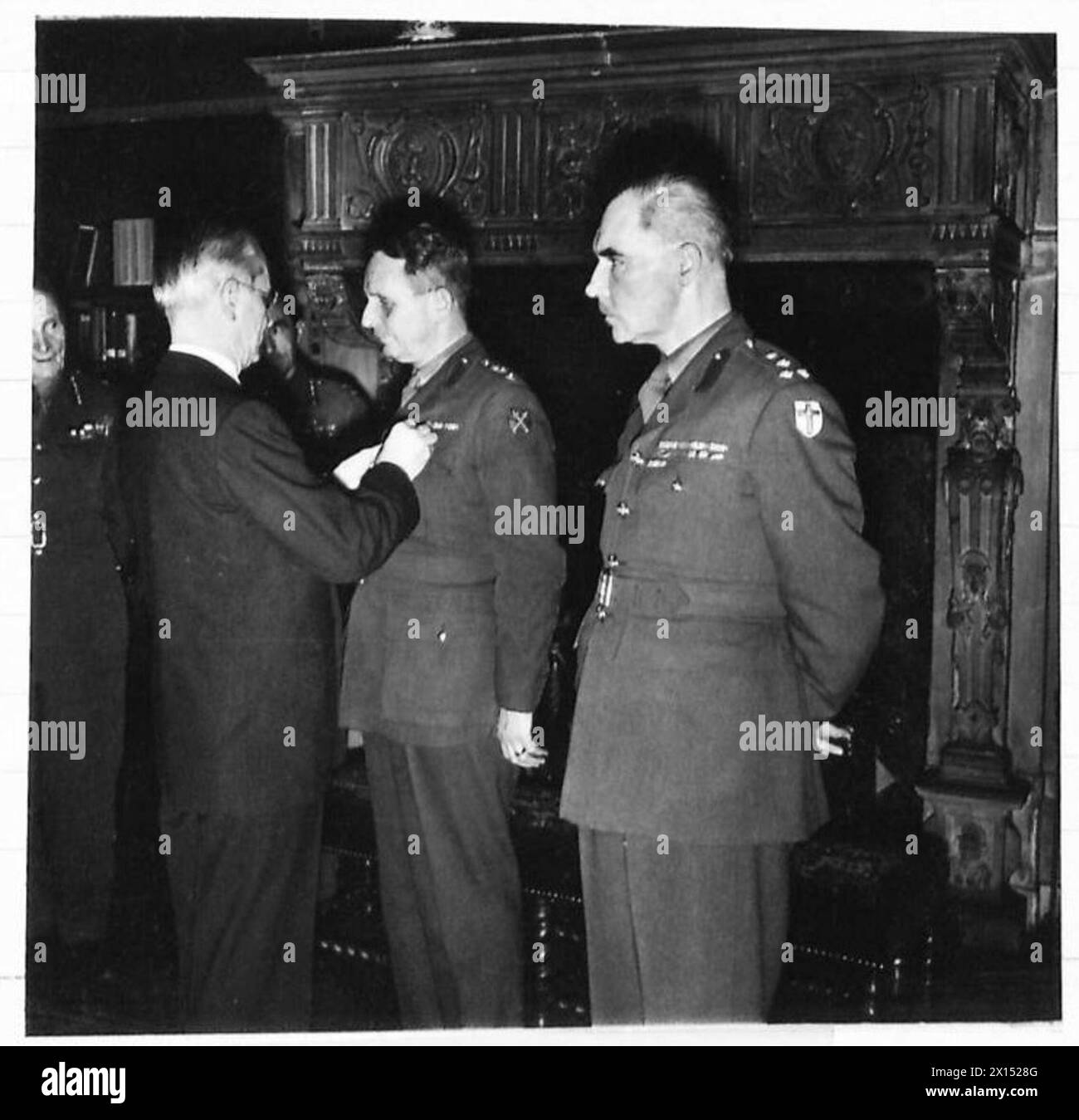 L'ambasciatore degli Stati Uniti Charles Sawyer presenta la medaglia Typhus al colonnello dell'esercito britannico J.S.K. Boyd Foto Stock