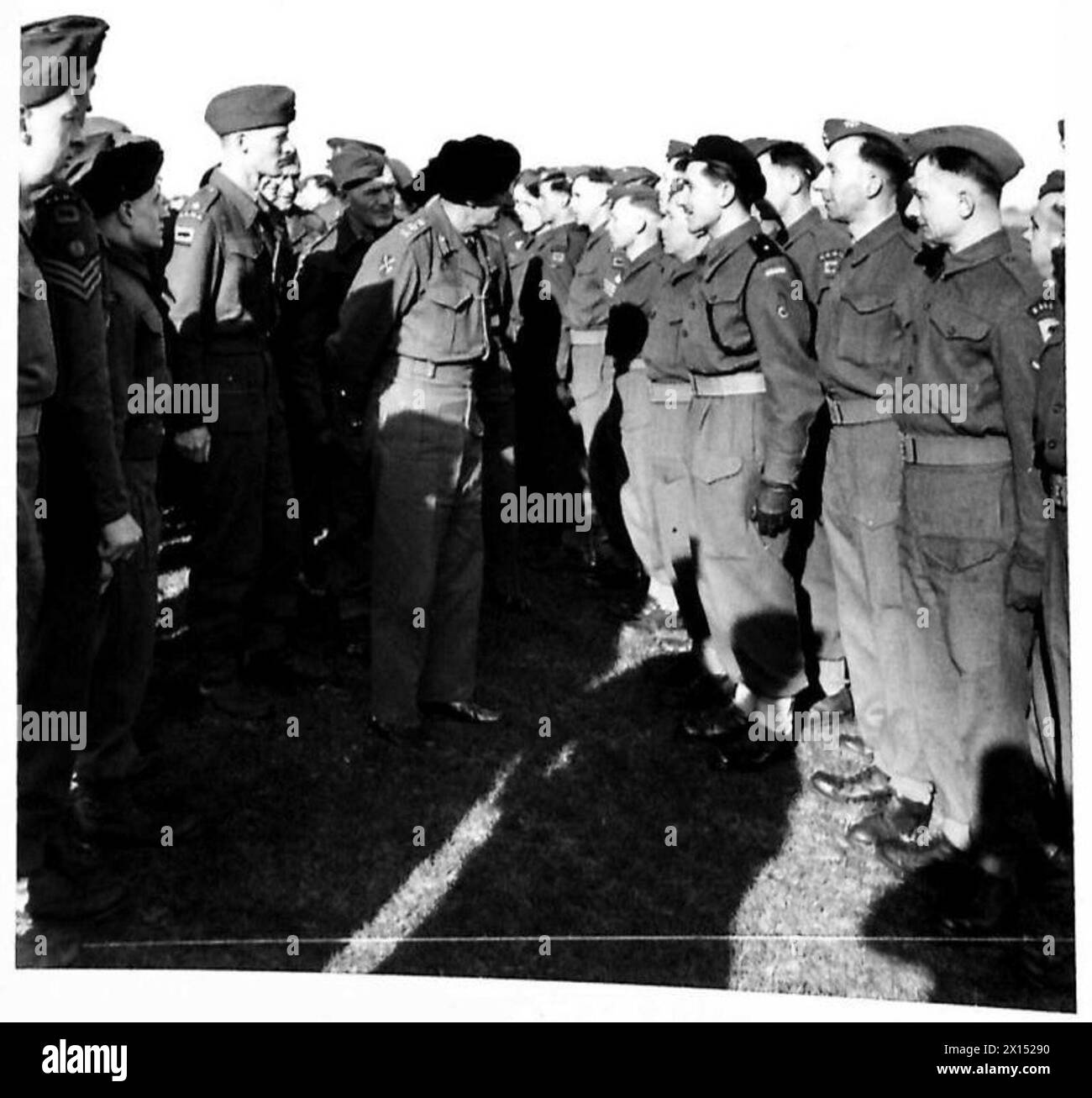 Il generale Bernard Montgomery parla con il secondo tenente Dobrzecki della 1a Divisione corazzata polacca a Bridlington. Dobrzecki è collegato ad un'unità del Royal Army Medical Corps durante il tour di Montgomery delle unità per la prevista invasione europea, il 1-9 febbraio 1944. Foto Stock