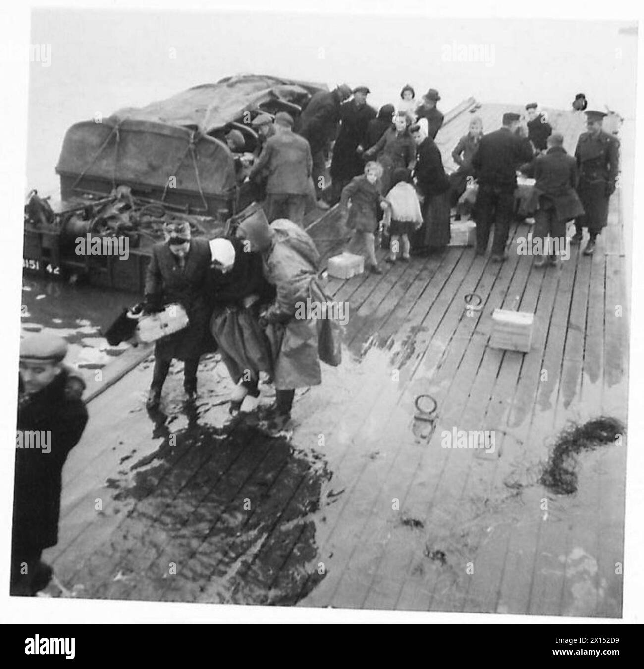 I lavoratori della Croce Rossa olandese assistono una donna anziana a terra con veicoli anfibi nelle aree allagate di Veere. Foto negative documenta le operazioni di scarico. Foto Stock