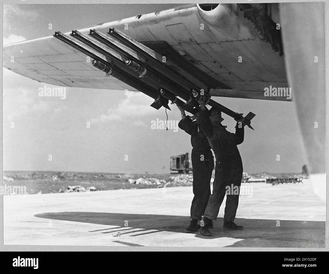 I Beaufighters del comando costiero della RAF attaccano i nemici che spediscono al largo della Norvegia e dei Paesi Bassi usando proiettili a razzo, con equipaggi di terra che caricano razzi sotto le ali. Foto Stock