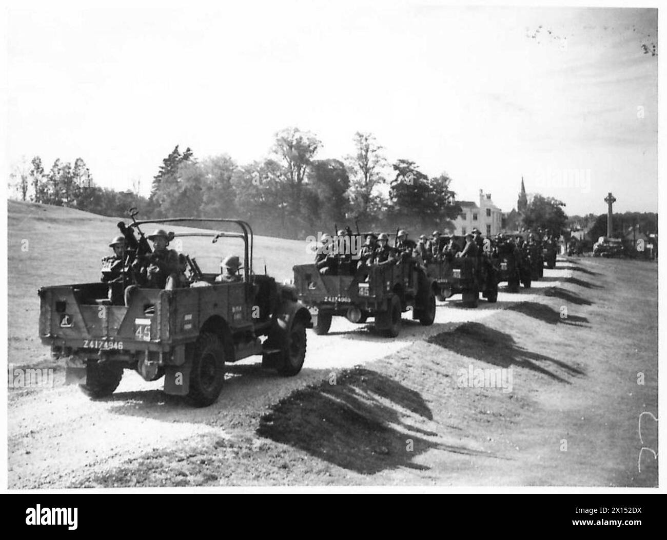 Una sezione di mitragliatrice del 2nd Royal Northumberland Fusiliers è posizionata su una strada, dimostrando operazioni sul campo e posizionamento tattico. Foto Stock