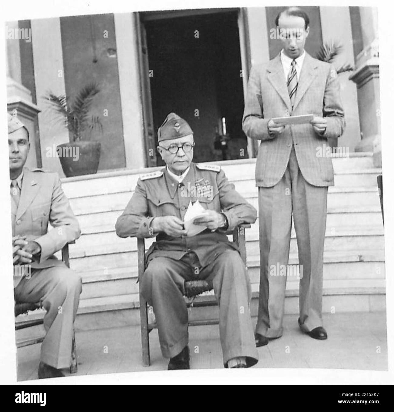 Il maresciallo Badoglia legge la dichiarazione di guerra dell'Italia contro il suo ex alleato, illustrando la leadership militare e l'azione politica. Foto Stock