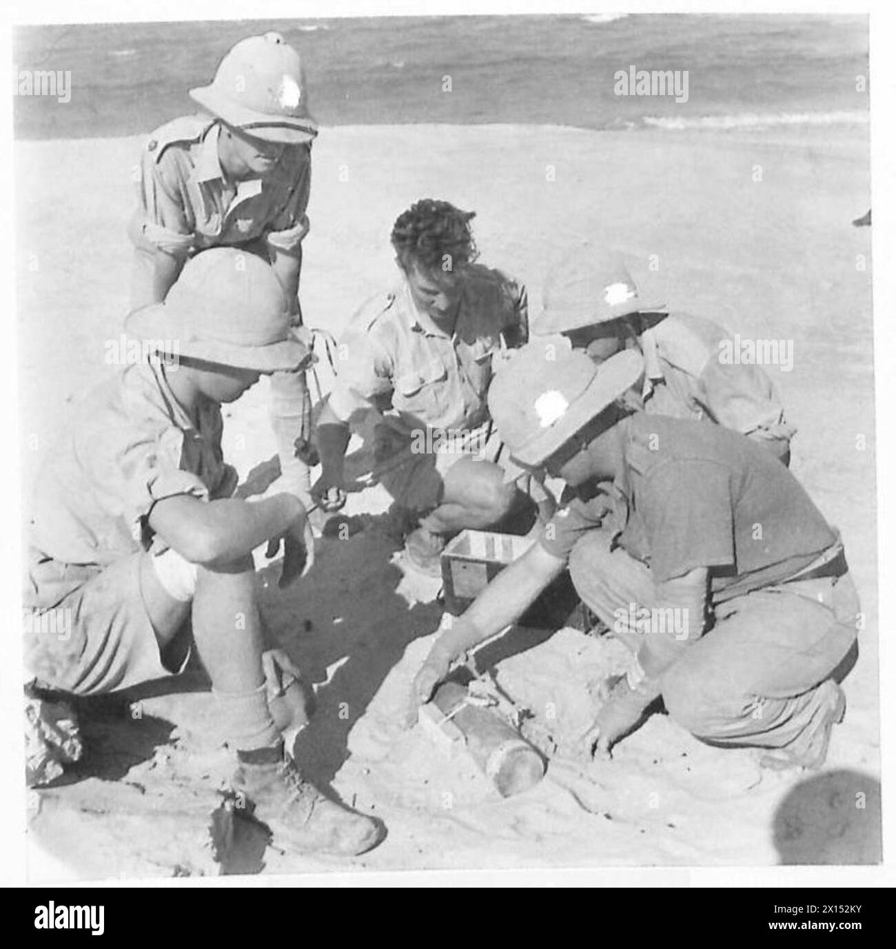 I Royal Engineers si preparano a far esplodere in sicurezza proiettili italiani scoperti nel deserto occidentale durante le operazioni dell'esercito britannico. Foto Stock