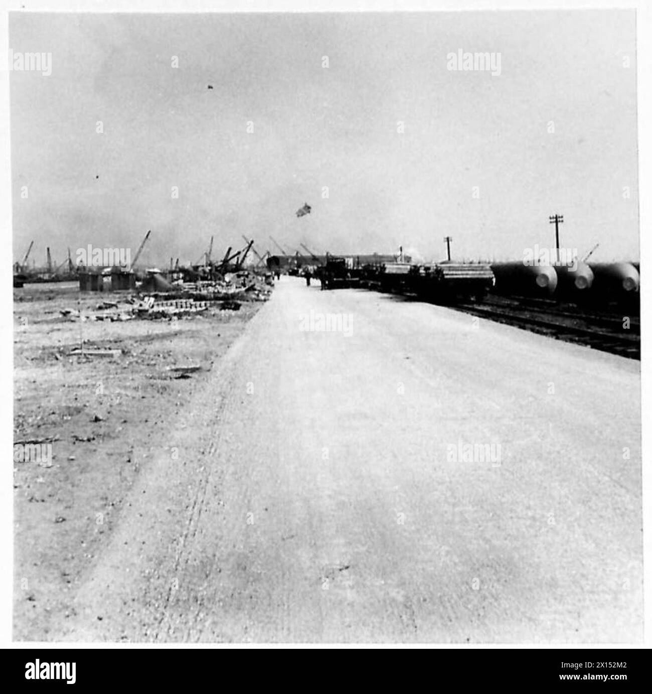 Vista della strada principale che conduce al lungomare presso il Port Construction Depot n. 1, Marchwood, Southampton Foto Stock