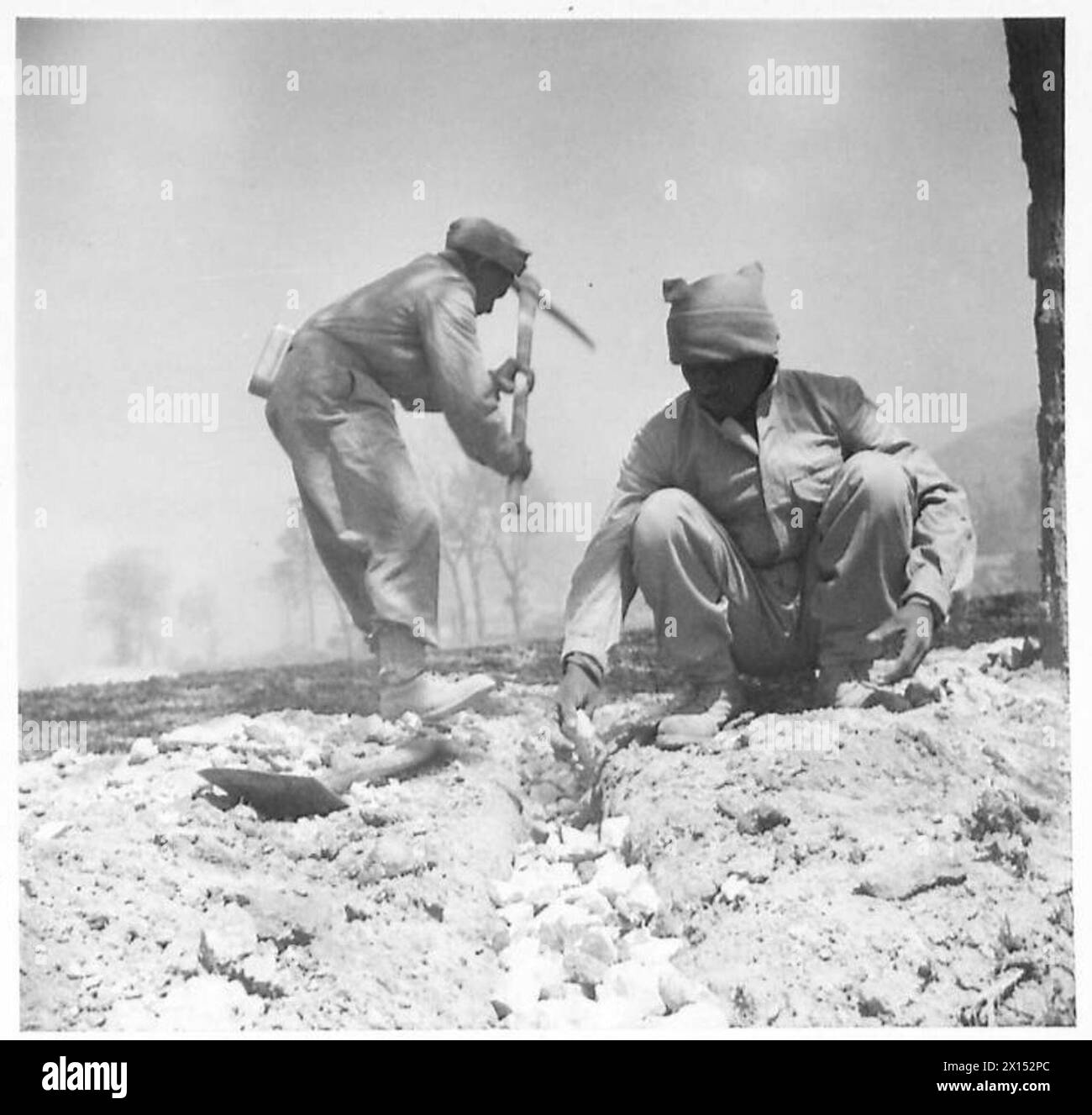 Gli ingegneri del quinto esercito tagliarono i canali di scolo francesi in prossimità di strade per evitare inondazioni durante le operazioni di riparazione. Foto Stock