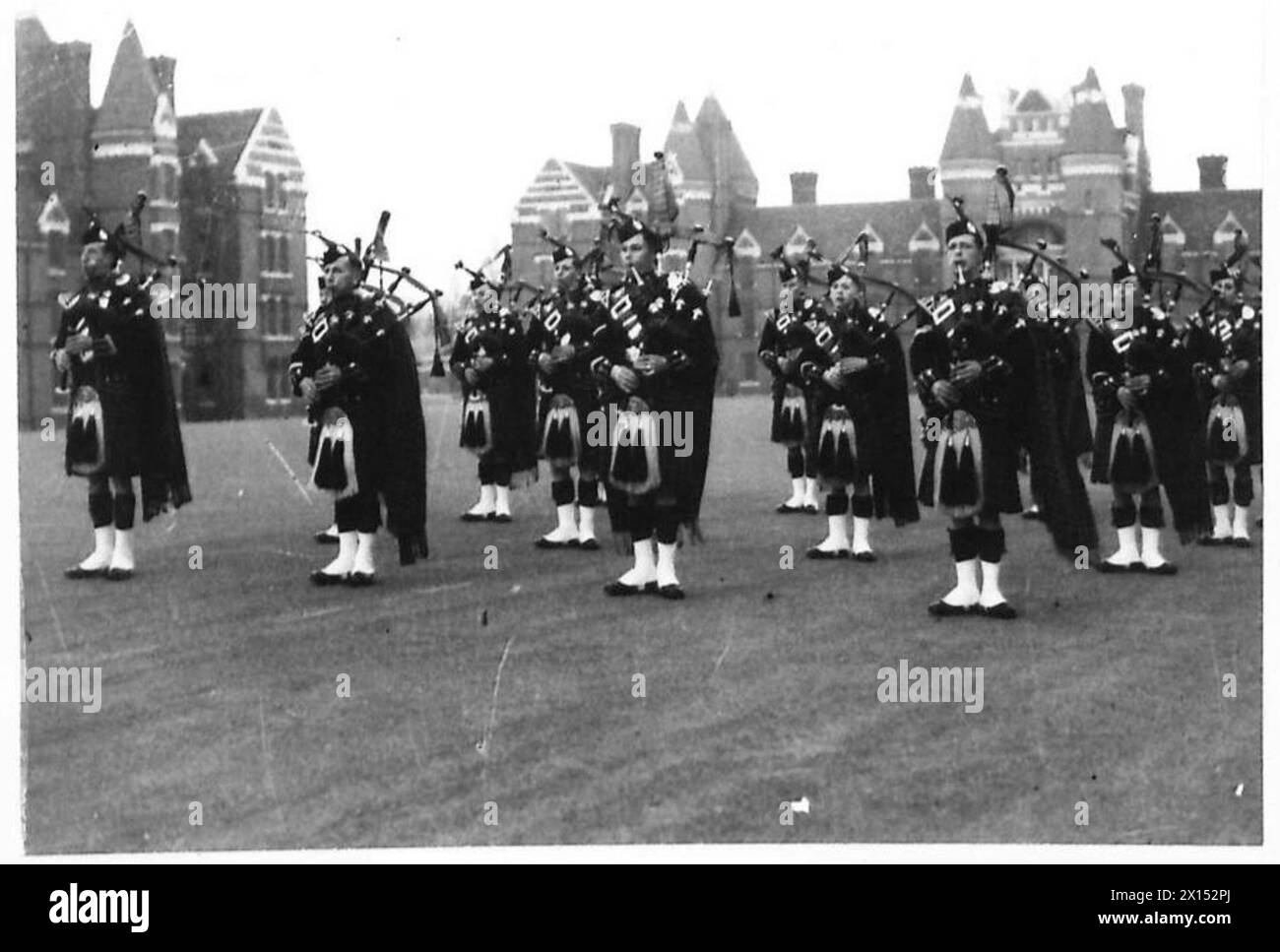 I 1st King's Own Scottish Borderers a Victoria Barracks, Portsmouth, si esibiscono come parte della celebrazione del 250° anniversario della loro banda di battaglioni, con pifferini. Foto Stock